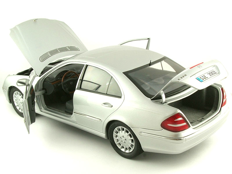 Масштабная модель 1/18 MercedesBenz Eclass W211 2002