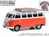 Масштабная модель Volkswagen T1 Samba Bus с досками для серфинга The Busted Knuckle Garage Service &amp; Sales 1964 оранжевый с белым 1:64 GreenLight 39120D