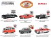 Масштабная модель Volkswagen T1 Samba Bus с досками для серфинга The Busted Knuckle Garage Service &amp; Sales 1964 оранжевый с белым 1:64 GreenLight 39120D ракурс 3