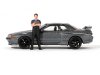 Масштабная модель Nissan GT-R (R32) Nismo с фигуркой Цугио Мацуда 1992 (Nismo Gunmetal) серый ракурс 4