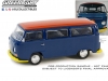Масштабная модель Volkswagen T2 Bus 1968 синий с красным 1:64 GreenLight 39140D