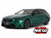 Масштабная модель BMW M5 Touring 2024 G99 зеленый металлик 1:18 GT Spirit GT509 ракурс 1