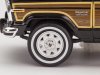 Масштабная модель Jeep Grand Wagoneer 1981 черный с деревянной панелью 1:24 WhiteBox WB124260 ракурс 3