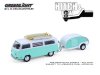 Масштабная модель Volkswagen T2 с досками для серфинга и с прицепом-кемпером капля 1971 голубой с белым 1:64 GreenLight 32330B