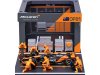 Масштабная модель McLaren MCL38 диорама гараж пит-стоп Команда McLaren #81 season 2024 Фигурка Оскара Пиастри с членами экипажа и аксессуарами, оранжевый с черным