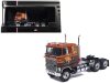Масштабная модель Седельный Тягач Ford COE 9000 коричневый с оранжевым 1:64 IXO U64TR009 ракурс 2