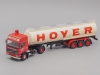 Масштабная модель Volvo F12 Citerne седельный тягач с полуприцепом цистерной Hoyer красный с бежевым 1:43 Altaya 717096
