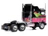 Масштабная модель Kenworth K100 Aerodyne 1976 седельный тягач чёрный с розовым и зеленым 1:64 IXO U64TR006 ракурс 2