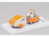 Масштабная модель BMW Isetta с лыжами и прицепом-кемпером оранжевый с белым 1:64 Almost Real 630301001 ракурс 2