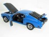 Масштабная модель Ford Mustang Boss 302 (1969) синий с чёрным матовым 1:18 Welly 12516BL ракурс 2