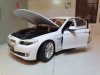 Масштабная модель BMW 5-серии 535i F10 (2010) белый 1:24 Welly 24026WH ракурс 2