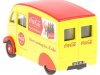 Масштабная модель Commer Q25 Coca Cola (1942) жёлтый с красным 1:76 Oxford 76CM010CC ракурс 2