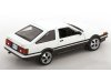 Масштабная модель Toyota Sprinter Trueno (AE86) белый с черным 1:24 Maisto 32916W ракурс 2