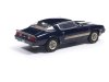 Масштабная модель Chevrolet Camaro Z28 1981 тёмно-синий металлик с золотистыми полосками 1:64 IXO IA64018 ракурс 2
