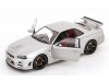 Масштабная модель Nissan Skyline R34 GT-R Z Tune 1999 серебристый с красным и черным 1:18 Solido S1804312 ракурс 3