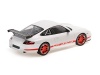 Масштабная модель Porsche 911 GT3 RS 2002 белый красными полосками 1:18 Minichamps 155062020 ракурс 2