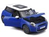 Масштабная модель Mini Cooper SE (J01) 2024 синий с белым ракурс 2