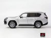 Масштабная модель Lexus LX600 серебристый (с открывающимися элементами) 1:18 LCD Models LCD18021-SI ракурс 3