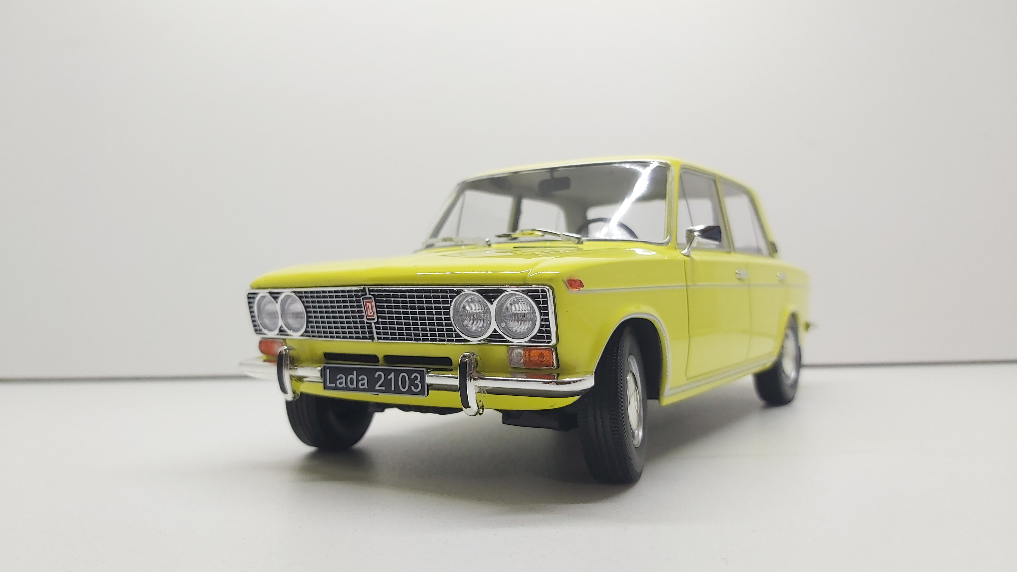 Масштабная модель ВАЗ-2103 Lada 1500 1971 желтый с черным интерьером лучшая  цена!